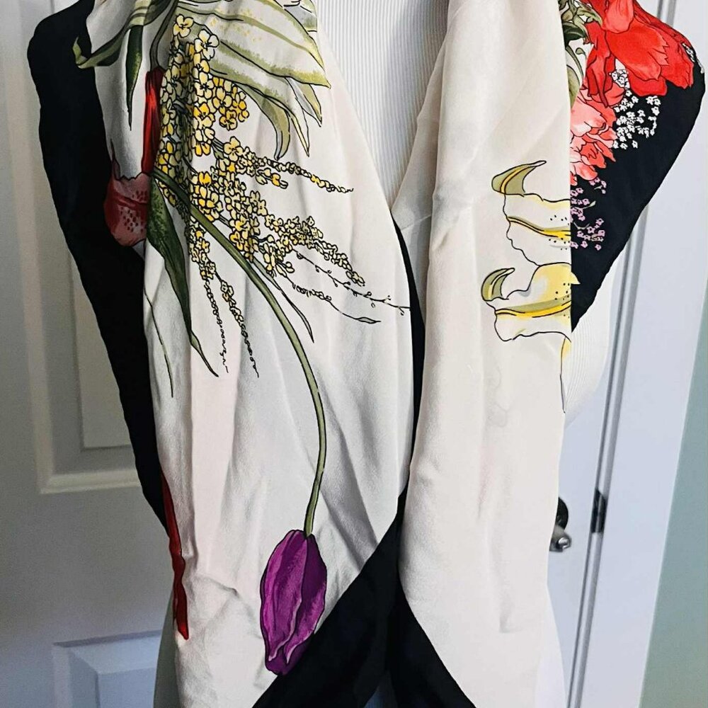 🌺 Vintage 100% Silk Floral Scarf — Italian Botanical Elegance (85 × 85 cm)